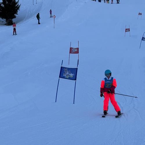 Kind beim Schirennen