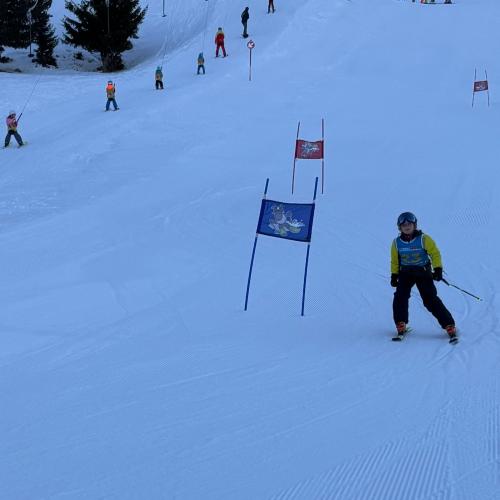 Kind beim Schirennen