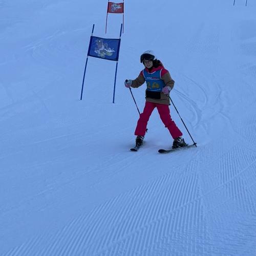 Kind beim Schirennen