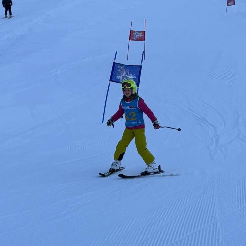 Kind beim Schirennen