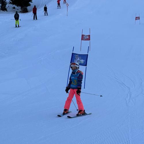 Kind beim Schirennen