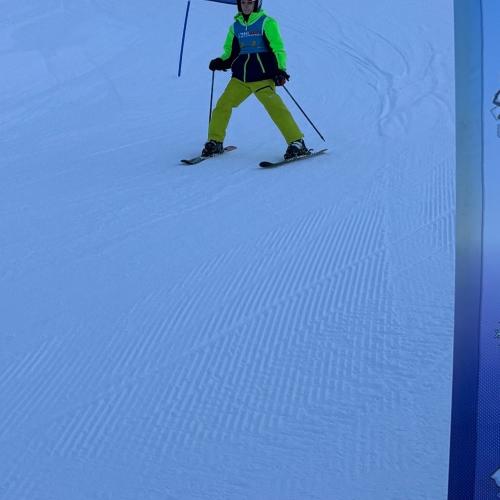 Kind beim Schirennen