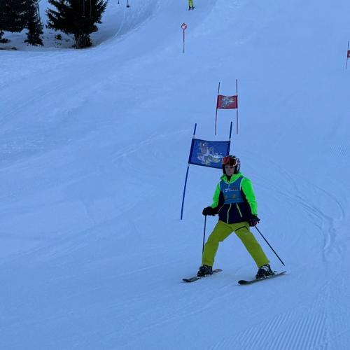 Kind beim Schirennen