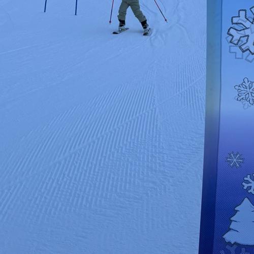 Kind beim Schirennen