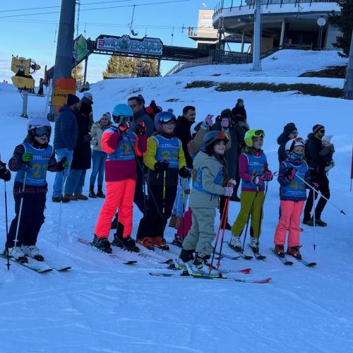 Kind beim Schirennen