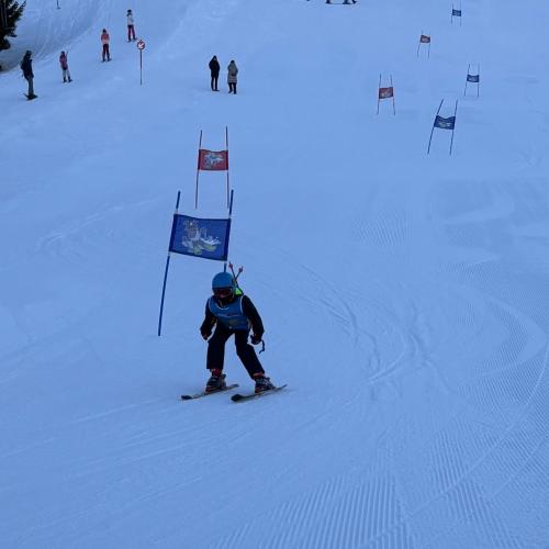Kind beim Schirennen