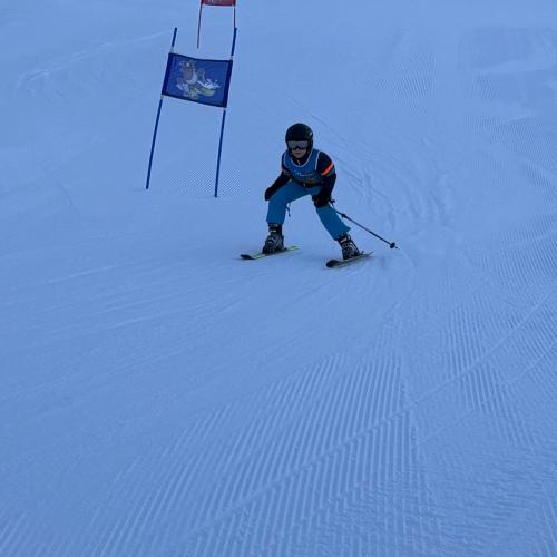 Kind beim Schirennen