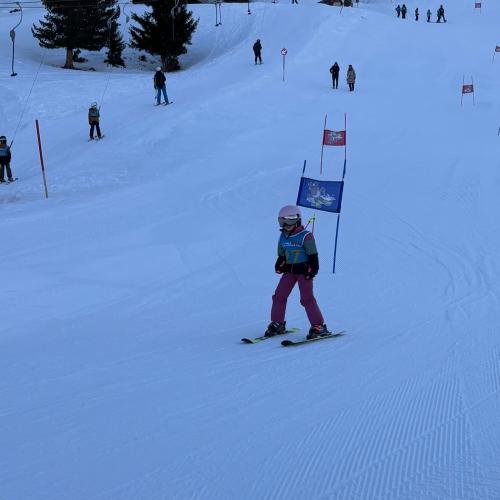 Kind beim Schirennen