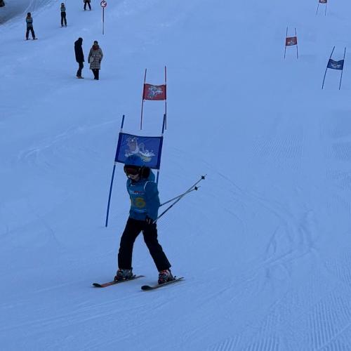 Kind beim Schirennen