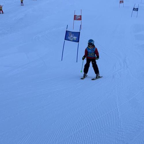 Kind beim Schirennen