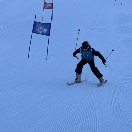 Kind beim Schirennen