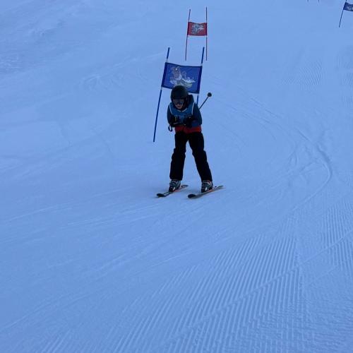 Kind beim Schirennen