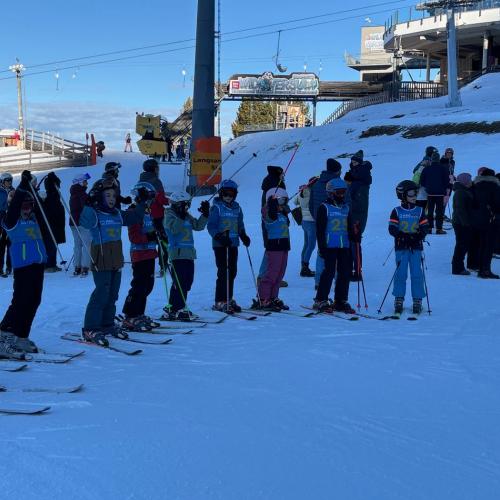 Kind beim Schirennen