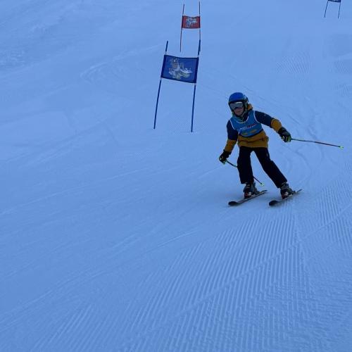 Kind beim Schirennen