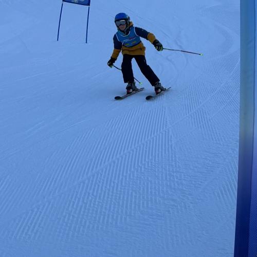 Kind beim Schirennen