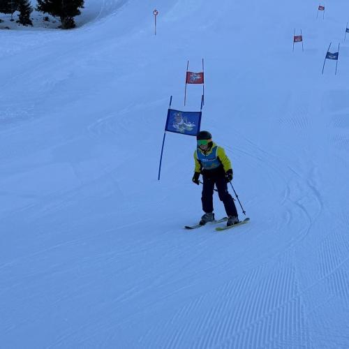 Kind beim Schirennen