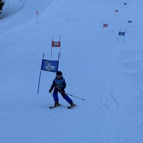 Kind beim Schirennen