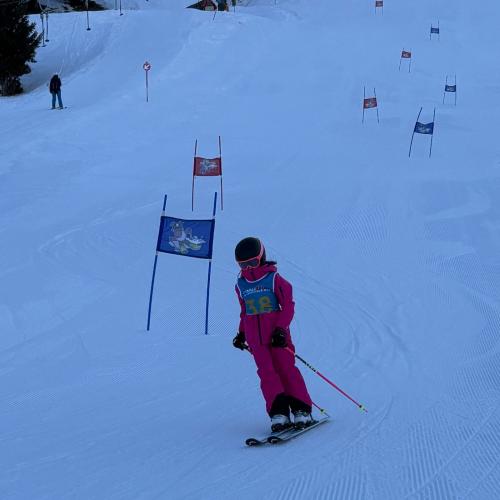 Kind beim Schirennen