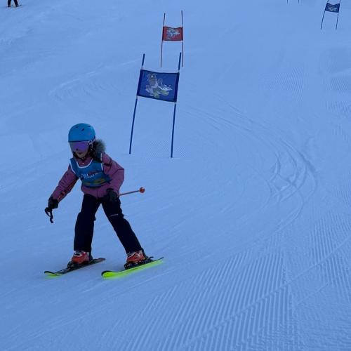 Kind beim Schirennen