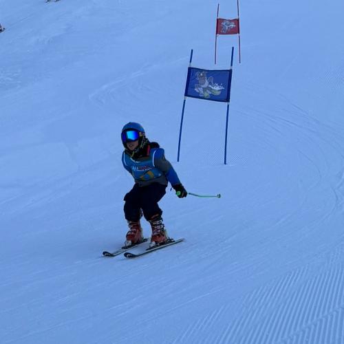 Kind beim Schirennen