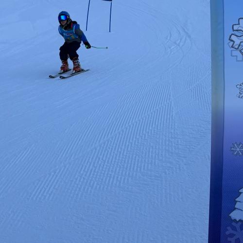 Kind beim Schirennen