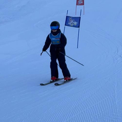 Kind beim Schirennen