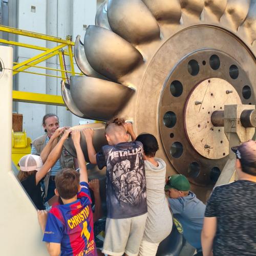 wir drehen an einer Turbine