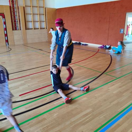 Ernie im Turnsaal