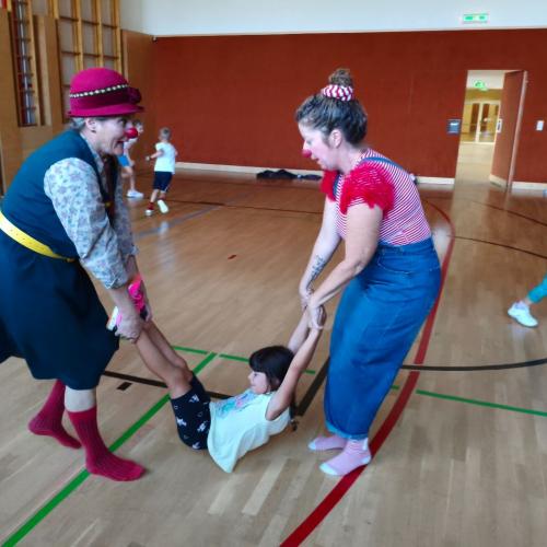 Shanti und Ernie helfen Kindern