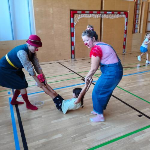 Shanti und Ernie helfen Kindern