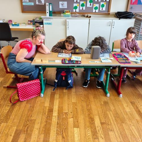 Shanti lernt in der Klasse