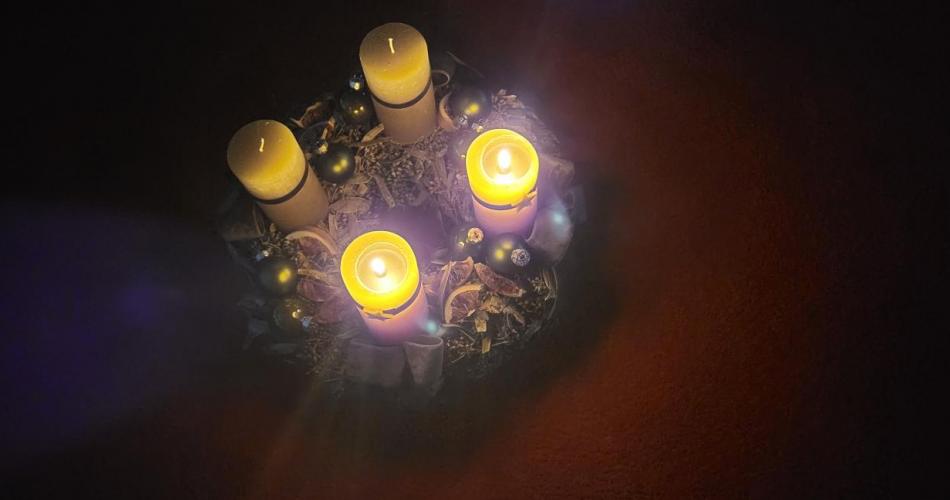 Adventkranz mit zwei leuchtenden Kerzen