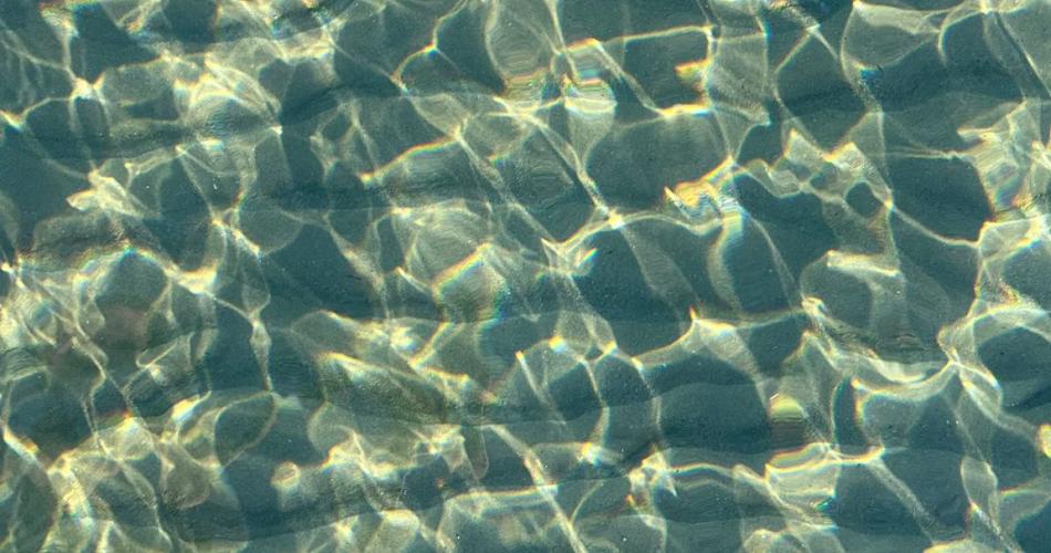 Glitzerndes Wasser 