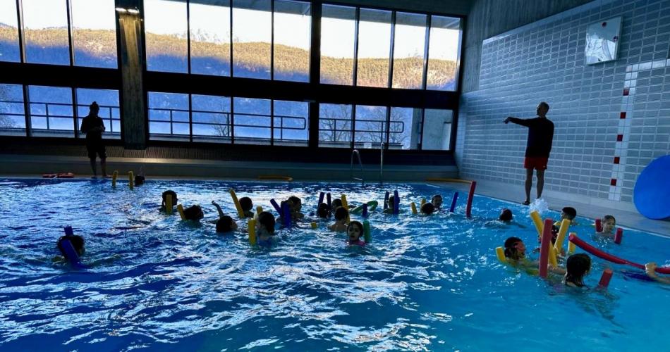 Kinder schwimmen im Wasser