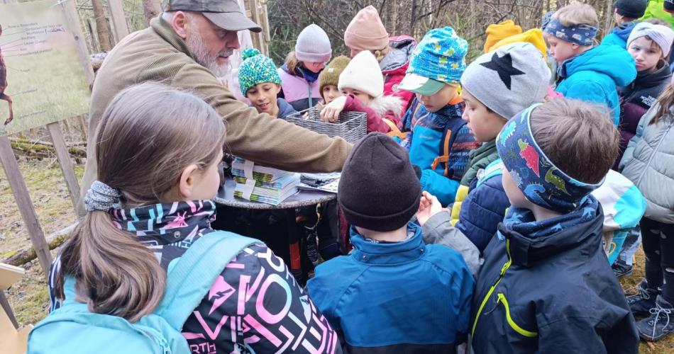 Kinder mit Jagdaufseher 