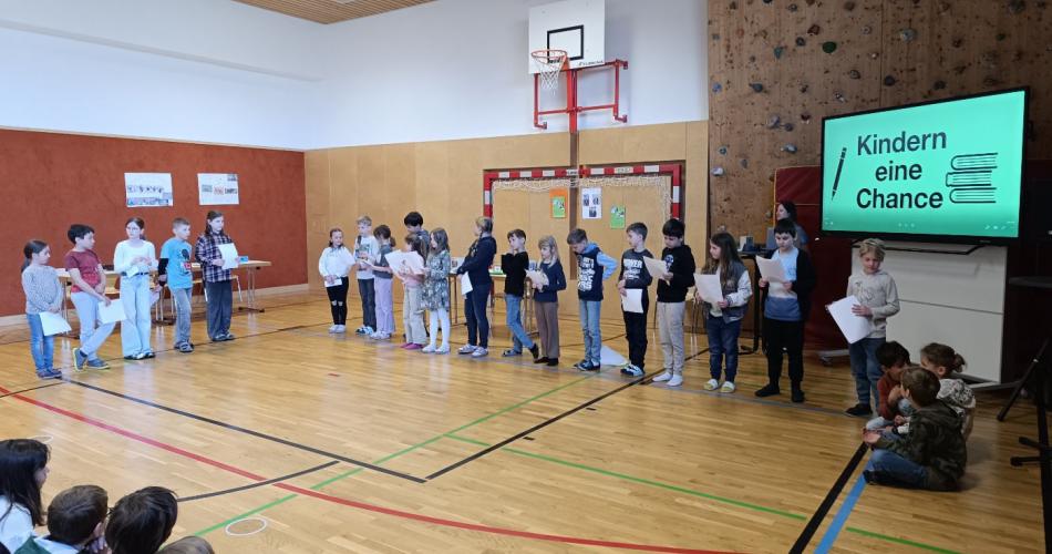 Kinder präsentieren ihr Projekt