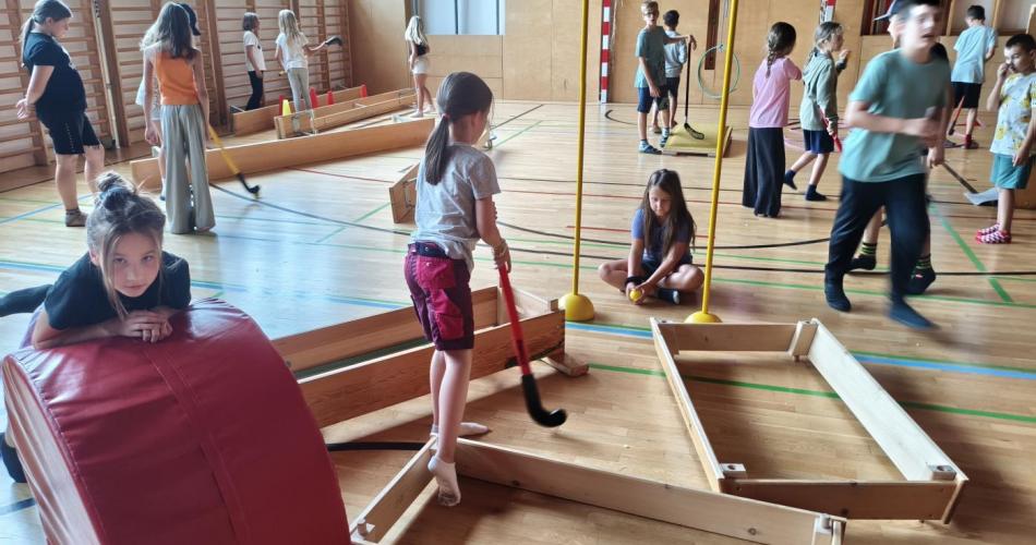Kinder spielen Minigolf